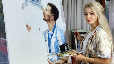 Del conurbano a París: la artista que conquista con sus retratos de Messi