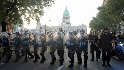 Siguen presos cuatro manifestantes de la Ley Bases