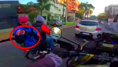 Morón: un motociclista filmó cómo logró escapar de unos motochorros