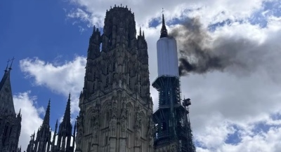 Se incendió la famosa catedral de Notre-Dame de Rouen