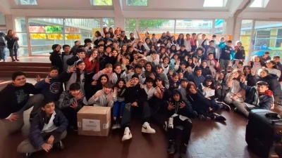 Trueno revolucionó su barrio: visitó su escuela primaria y sorprendió a los estudiantes