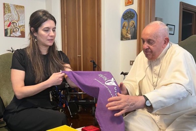 El Papa Francisco recibió a la nieta de una víctima de Astiz