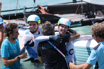 Mateo Majdalani y Eugenia Bosco celebran la medalla de plata en vela