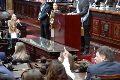 Diputada de Unión por la Patria le hace "fuck you" a Milei en pleno discurso