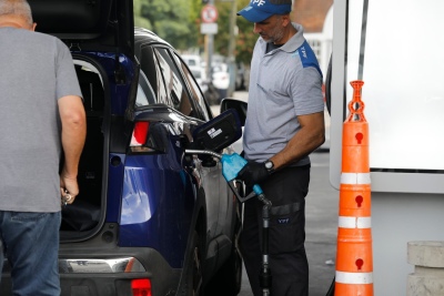 YPF bajará mañana los precios de sus combustibles