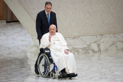 El Papa se encuentra estable tras su internación por neumonía