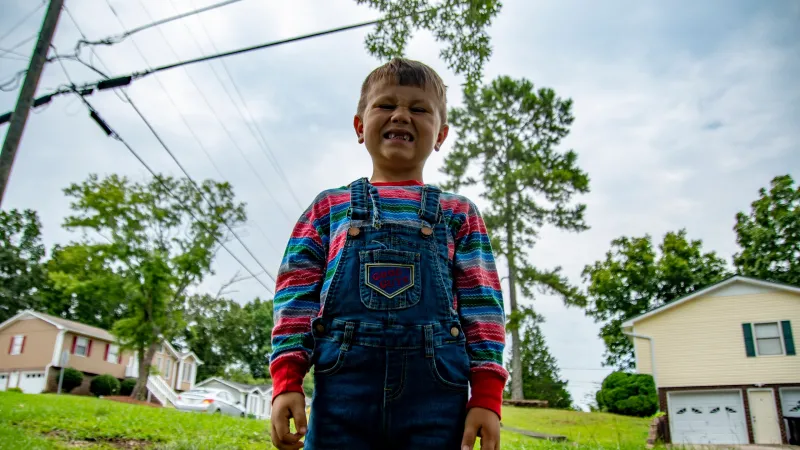 Un nene se disfraza de Chucky para asustar a sus vecinos