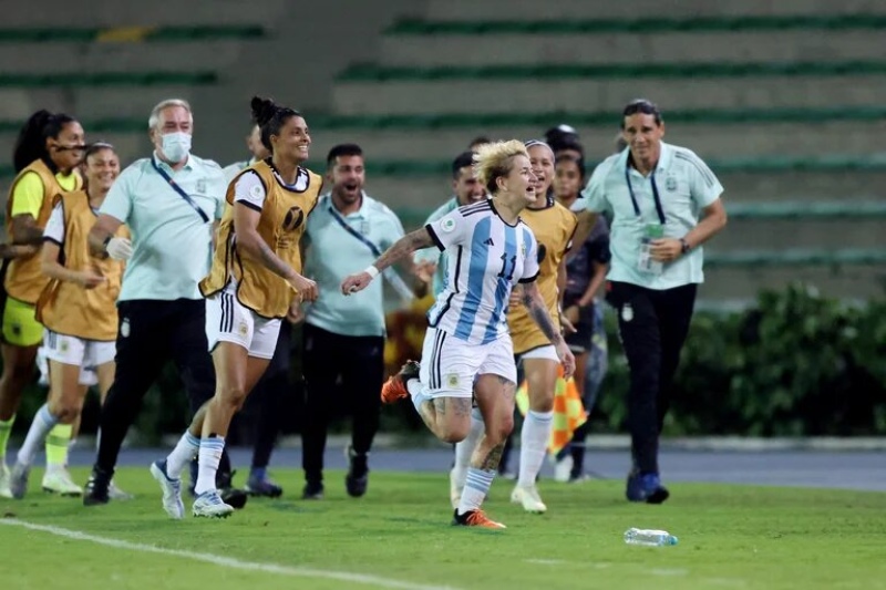 La selección femenina de fútbol clasificó al Mundial