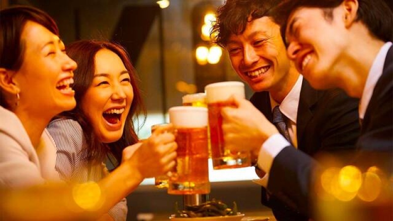 Japón quiere que los jóvenes beban más alcohol