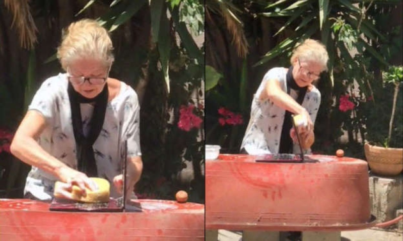 Una abuela le tiró agua y jabón a la notebook de su nieto. 