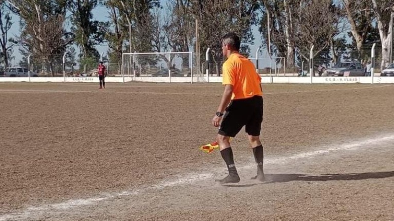 Dirigió todo el partido en medias