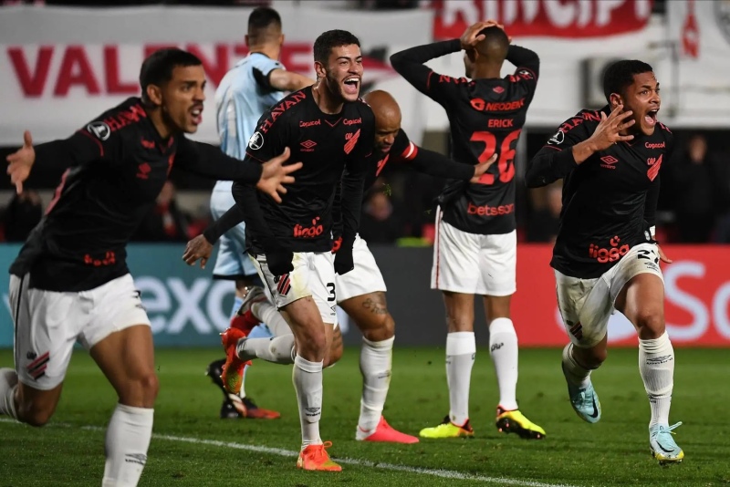 Copa Libertadores: Estudiantes perdió sobre la hora, en un partido polémico por el VAR, y quedó eliminado