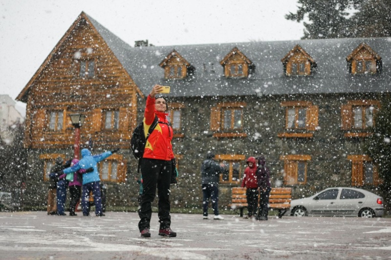 Bariloche: fuertes nevadas suspenden las clases y actividades turísticas