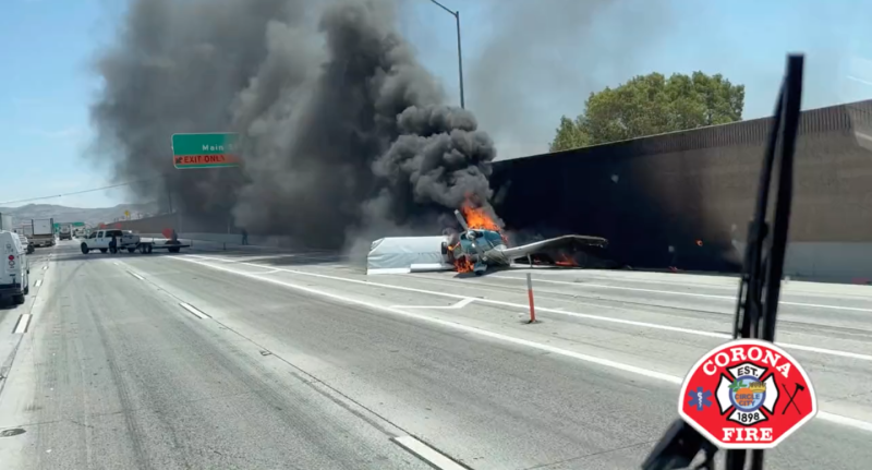 Un avión en el medio de la autopista