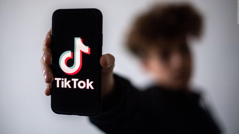 Challenge de TikTok sale muy mal: una chica quedó prácticamente sorda