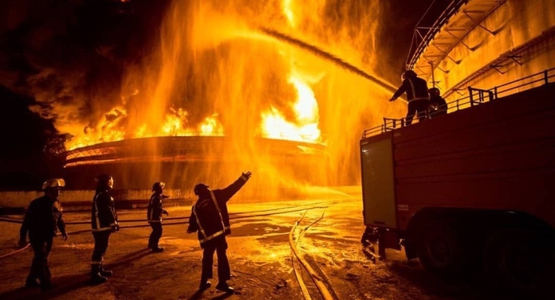 Cuba: se incendió otro tanque petrolero y murió un bombero