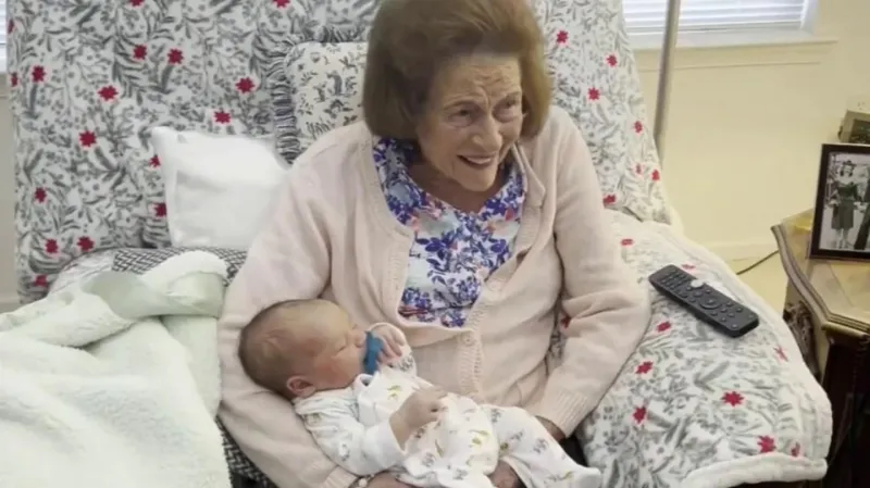 Una mujer de 99 años conoció a su bisnieto número 100