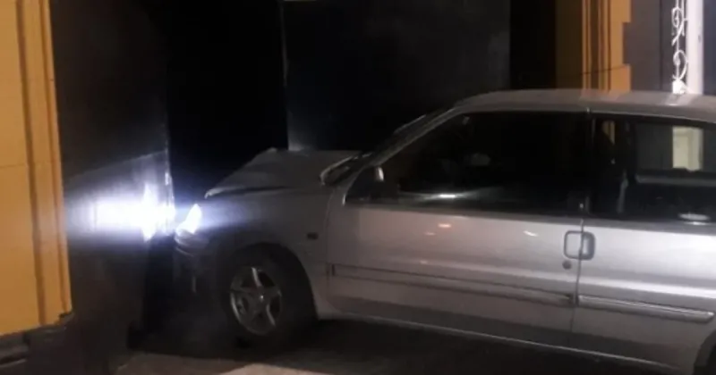 Lo echaron del boliche y chocó el auto contra la puerta