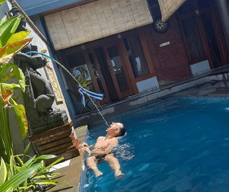 Se hizo el canchero tomando agua de la fuente y terminó internado