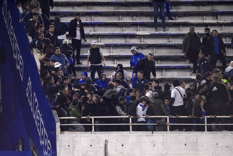 Se pudrió todo en la cancha de Vélez: había hinchas de Talleres infiltrados