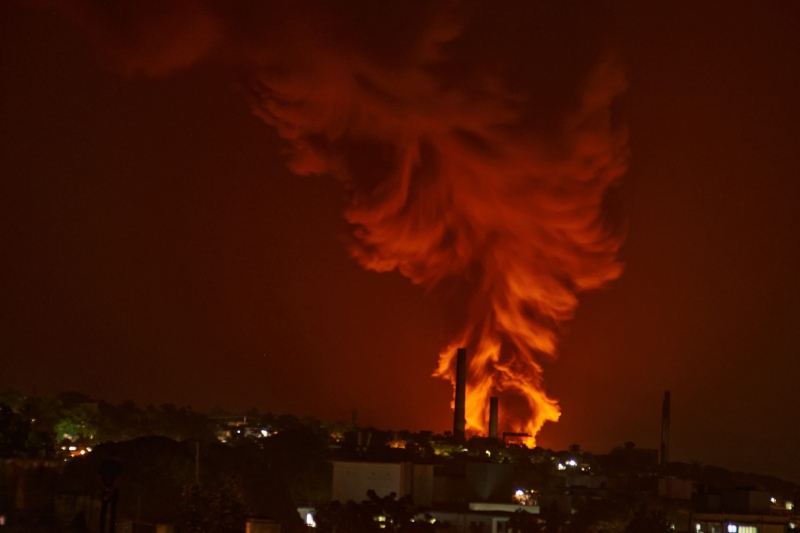 Cuba: se incendió otro tanque petrolero y murió un bombero