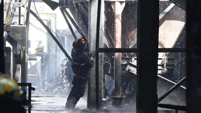 Se incendió una fábrica de galletitas en Lanús