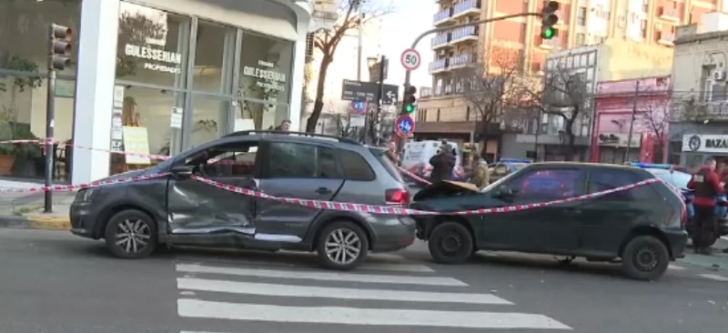 Una ambulancia iba a asistir heridos, chocó y mató a un motociclista