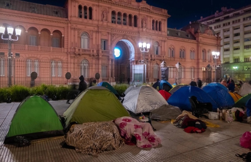 Acamparon los piqueteros: segundo día de protestas en Plaza de Mayo