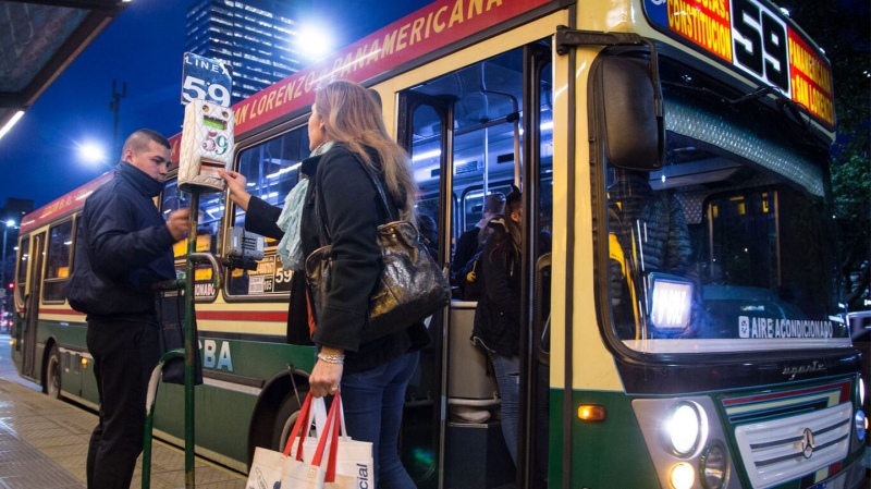 Sigue el paro de colectivos en el AMBA