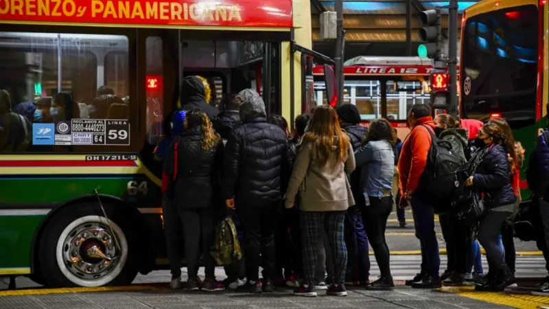 Se levanta el lock out de bondis a la noche, pero sigue la baja frecuencia