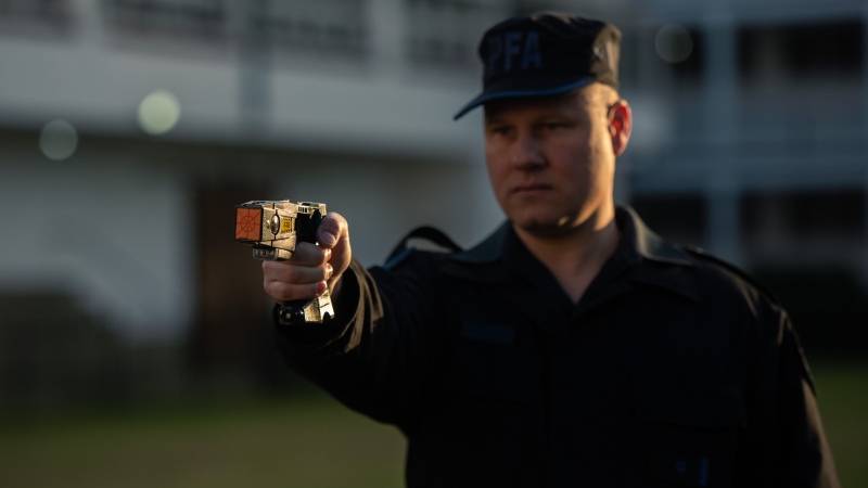 Agente de la PFA practicando el uso de la pistola Taser