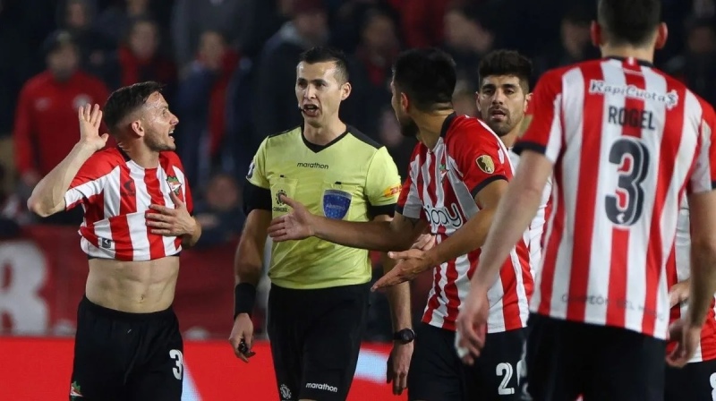 Copa Libertadores: Estudiantes perdió sobre la hora, en un partido polémico por el VAR, y quedó eliminado