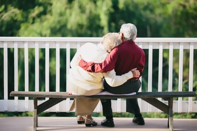 Una pareja de ancianos se enamoró y se escapó de un geriátrico. 