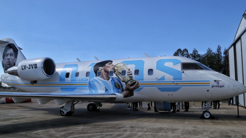 El avión que homenajea a Maradona está en Rosario y se puede visitar