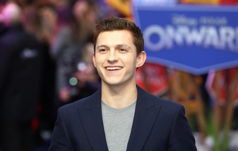 Tom Holland deja sus redes sociales para cuidar su ”salud mental”