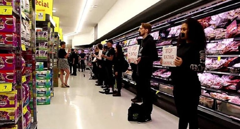 “Funeral” vegano en un supermercado