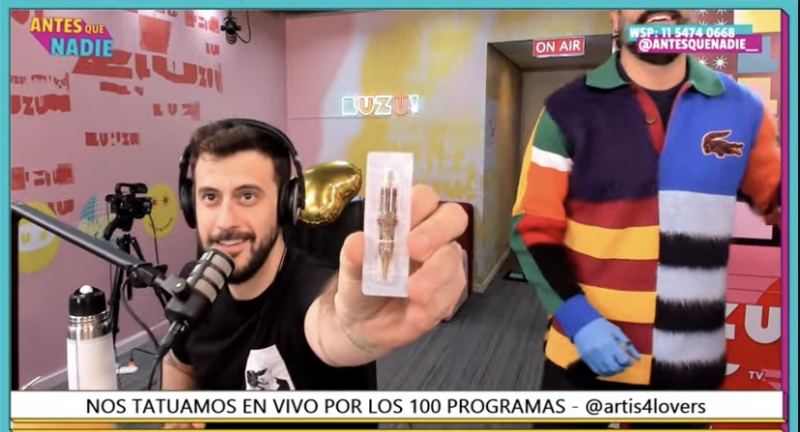 Los chicos se tatúan en vivo!