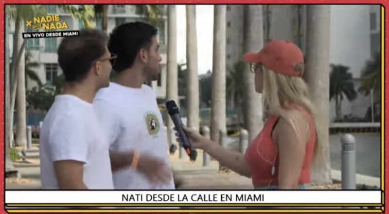 Natuti  haciendo notas desde las calles de Miami