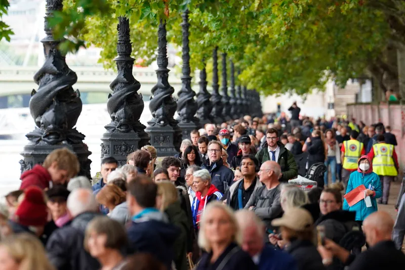 30 horas de cola para despedir a la Reina Elizabeth II