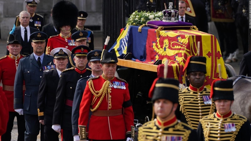 Un guardia real se desmayó en pleno funeral de la reina Isabel II