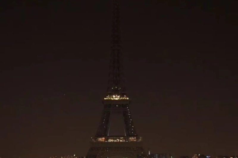 La Torre Eiffel se apagó en homenaje a la reina Isabel II