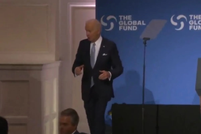 Video viral de Biden desorientado en el escenario