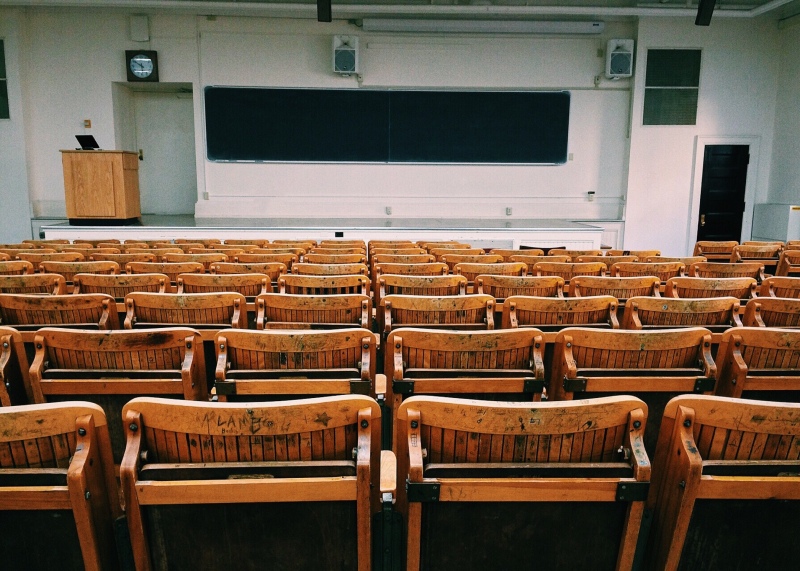 Lo mató porque era mejor alumno que su hija