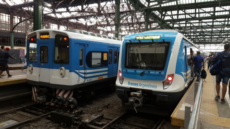 Se desmayó, cayó a las vías y el tren lo pasó por encima: se salvó de milagro