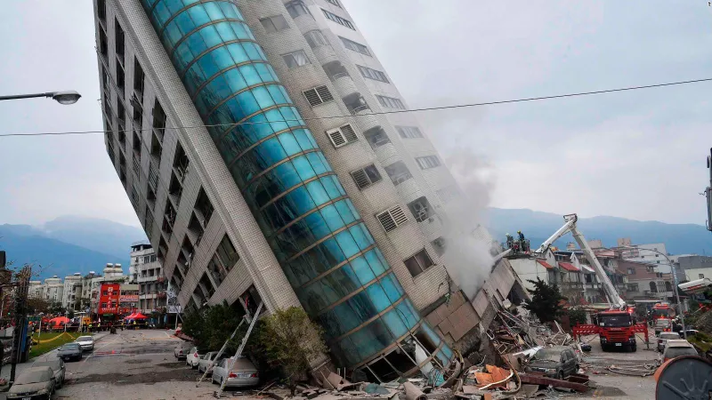 Edificio colapsó tras terremoto en Taiwán