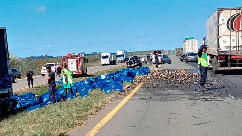 Un camión volcó y desparramó cerveza 