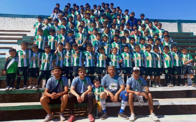 La gente de la escuela de fútbol Los Loritos