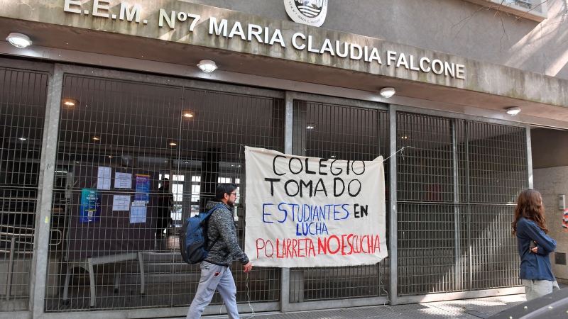 El Gobierno nacional pidió que saquen a la policía de la puerta de los colegios tomados