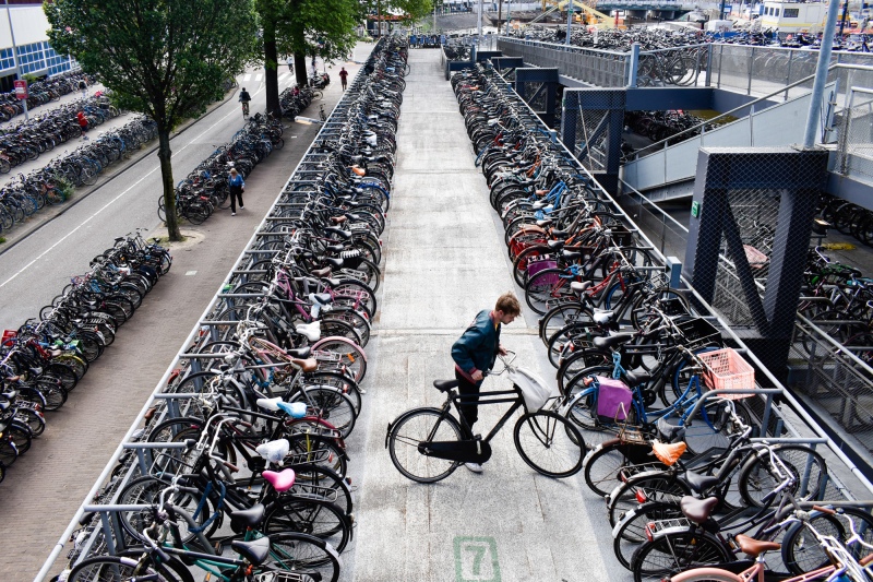 Miles de bicicletas hundidas en los canales de Ámsterdam