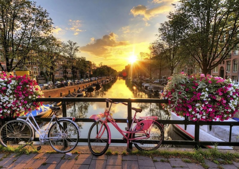 Miles de bicicletas hundidas en los canales de Ámsterdam